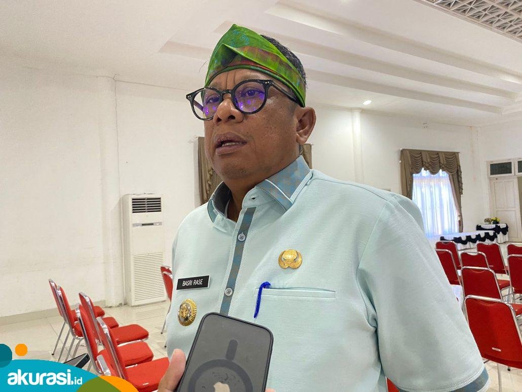 Wali Kota Bontang Basri Rase saat diwawancarai terkait konflik gugatan tapal batas Sidrap. (Nuraini/Akurasi.id)