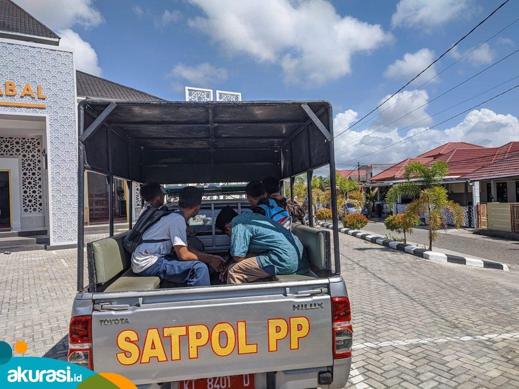 Peminta sumbangan diciduk Satpol PP lantaran tak memiliki izin Dinas Sosial. Satpol PP mengamankan para remaja peminta sumbangan di perumahan BSD. (Dok.Satpol-PP)
