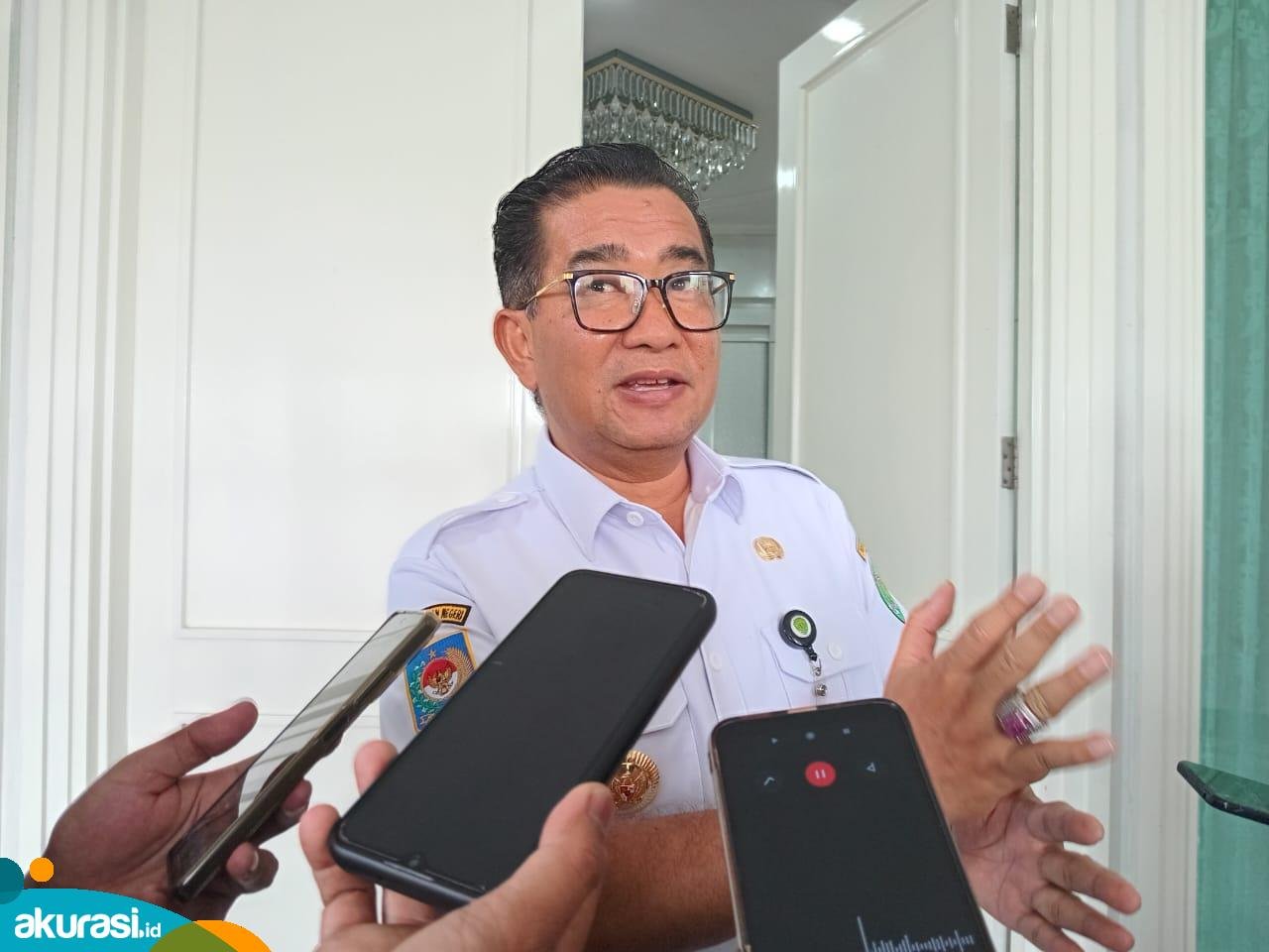 Pj Gubernur Kaltim, Akmal Malik, ketika diwawancarai awak media terkait THR honorer Kaltim. (Yasinta Erikania Daniartie/Akurasi.id)