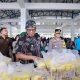 Wali Kota Bontang Basri Rase meninjau gelaran Pangan Murah di TPI Tanjung Limau yang diserbu warga. (Rizkhy Adisastro/Prokompim Bontang)