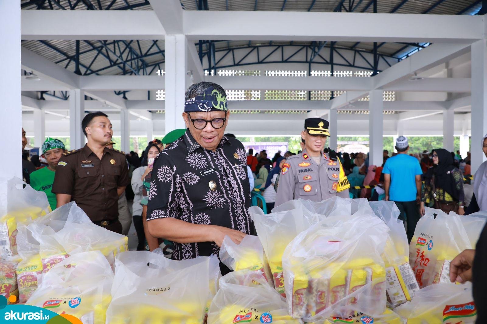 Wali Kota Bontang Basri Rase meninjau gelaran Pangan Murah di TPI Tanjung Limau yang diserbu warga. (Rizkhy Adisastro/Prokompim Bontang)