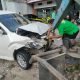 Keadaan Xenia apes tabrak CRV yang rusak pada bagian depan dan sedang diamankan dengan mobil derek ke Polres Bontang. (Akurasi.id)