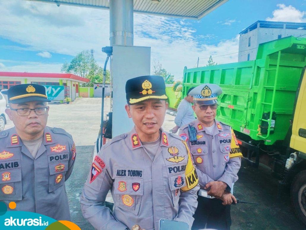 Kapolres Bontang (Tengah) AKBP Alex Frestian Lumban Tobing saat melakukan pengecekan ke SPBU di Bontang untuk hindari praktik curang. (Nuraini/Akurasi.id)