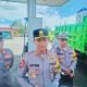 Kapolres Bontang (Tengah) AKBP Alex Frestian Lumban Tobing saat melakukan pengecekan ke SPBU di Bontang untuk hindari praktik curang. (Nuraini/Akurasi.id)