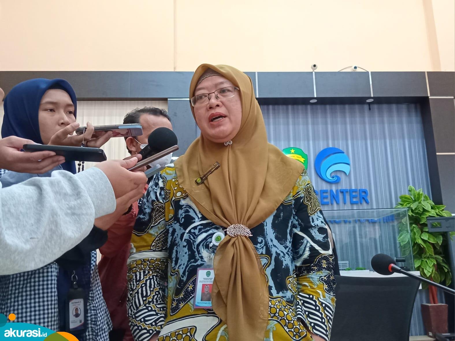 Heni Purwaningsih, Kepala Disperindagkop UKM Kalimantan Timur, ketika diwawancarai awak media. (Yasinta Erikania Daniartie/Akurasi.id)