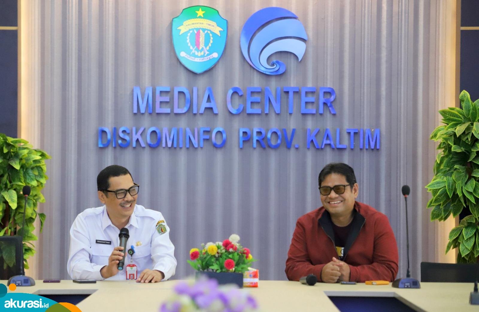 Kepala Diskominfo Kaltim Muhammad Faisal (sebelah kiri) dan Sekjen APJII Zulfadly (sebelah kanan). (Dok. Diskominfo Kaltim)
