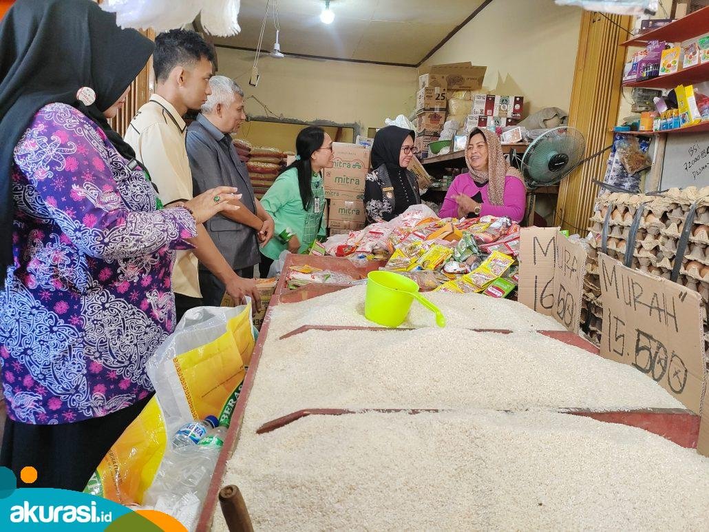 Wakil Wali Kota Bontang Najirah monitoring sembako jelang Lebaran di Pasar Taman Rawa Indah. (dwi kurniawan nugroho / akurasi.id)