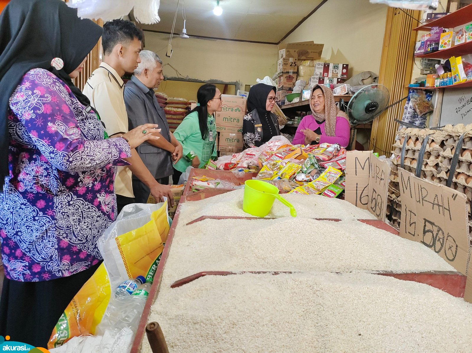 Wakil Wali Kota Bontang Najirah monitoring sembako jelang Lebaran di Pasar Taman Rawa Indah. (dwi kurniawan nugroho / akurasi.id)