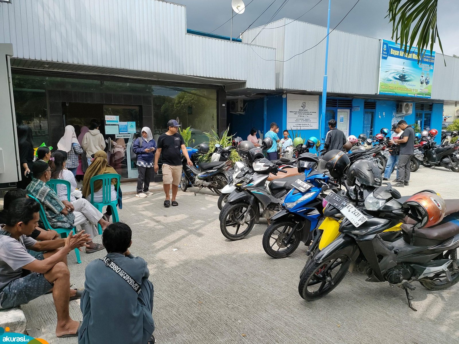 Antrean panjang di depan loket PDAM Bontang. (Dwi Kurniawan Nugroho / Akurasi.Id)