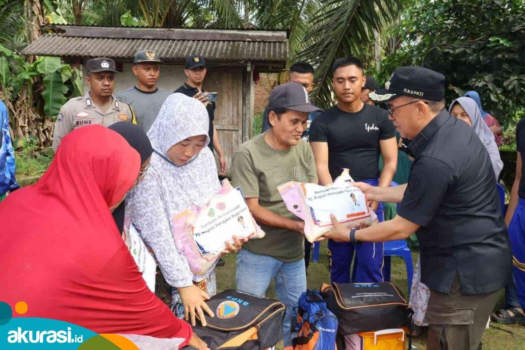 Serahkan Bantuan Korban Banjir, Makmur Marbun Pemerintah Harus Hadir di Tengah Masyarakat
