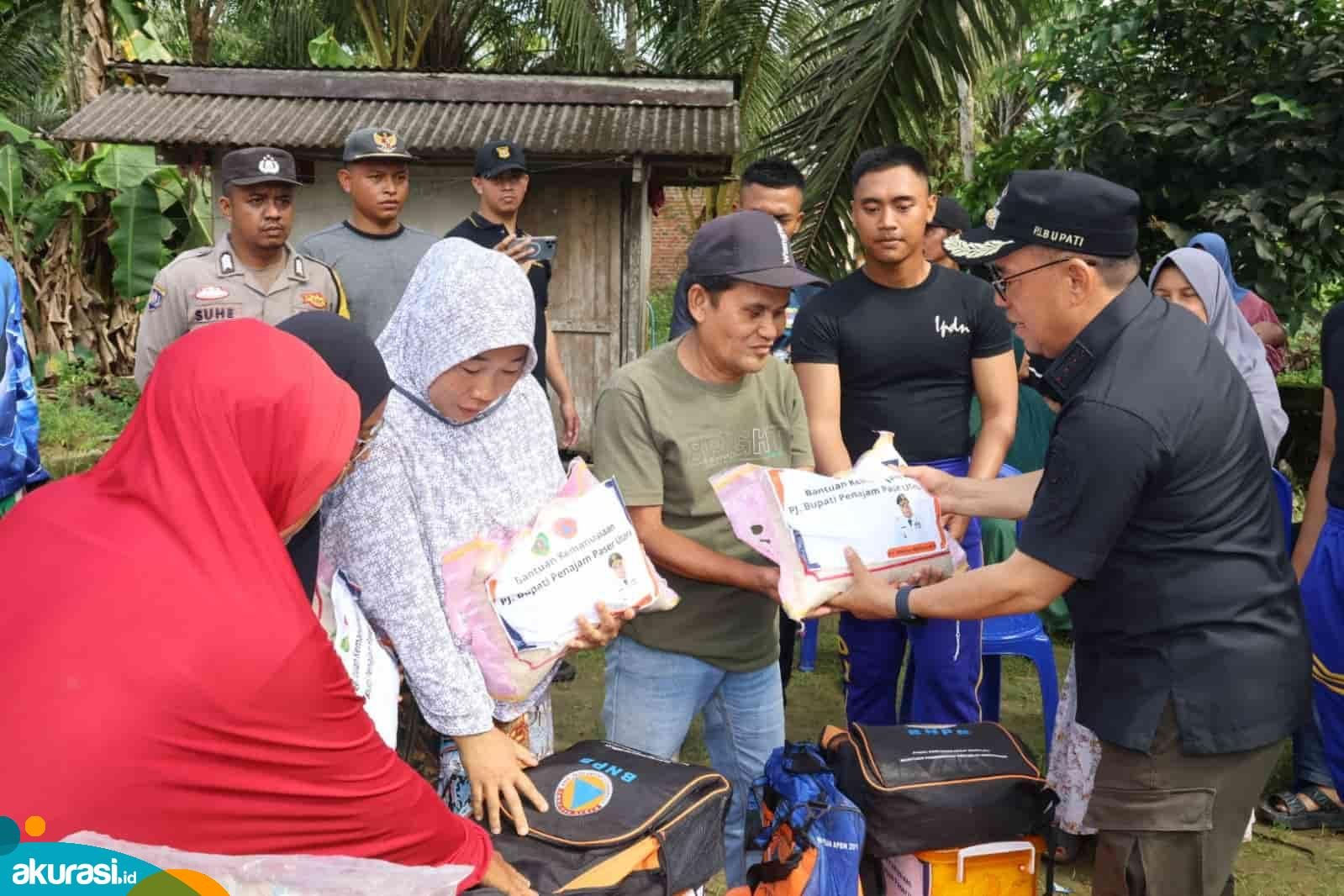 Serahkan Bantuan Korban Banjir, Makmur Marbun Pemerintah Harus Hadir di Tengah Masyarakat
