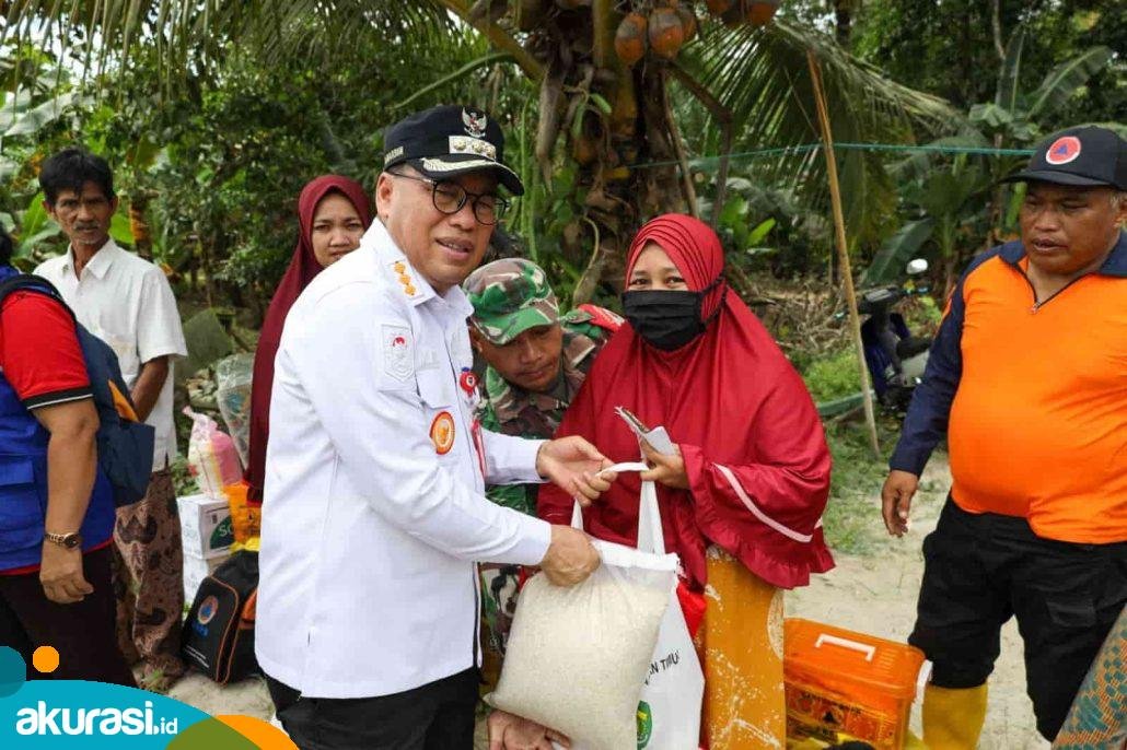 Tinjau Desa Api-Api, Pj Bupati PPU Berikan Bantuan Bagi yang Terdampak Banjir
