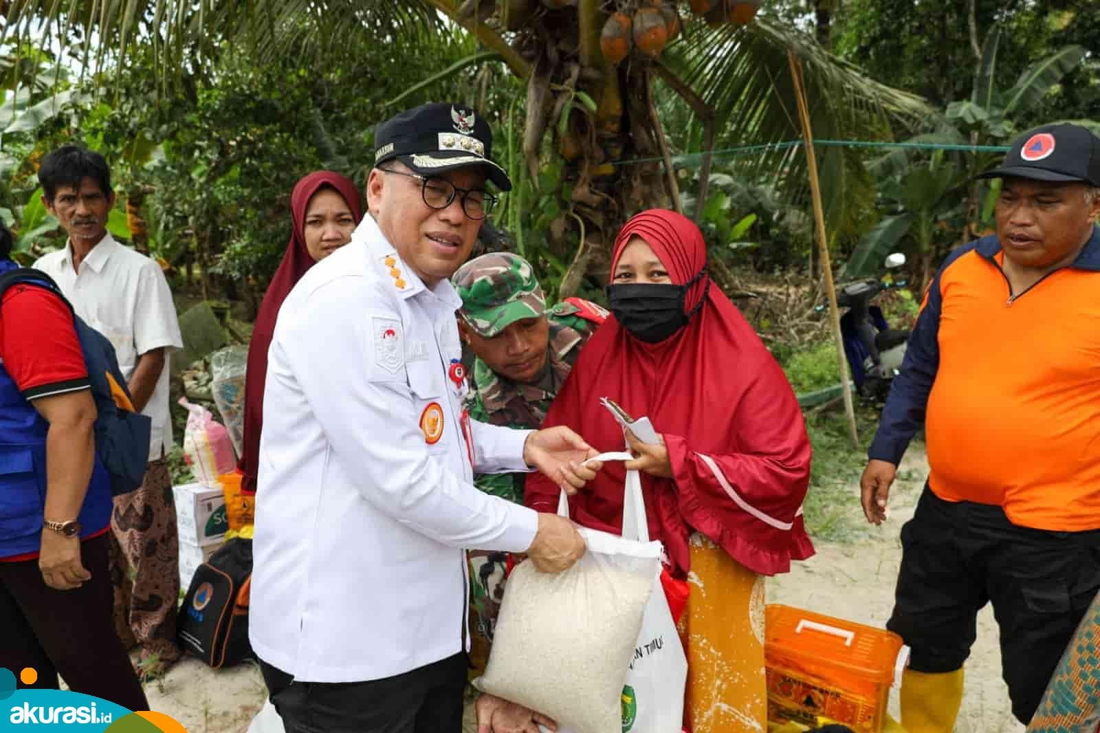 Tinjau Desa Api-Api, Pj Bupati PPU Berikan Bantuan Bagi yang Terdampak Banjir