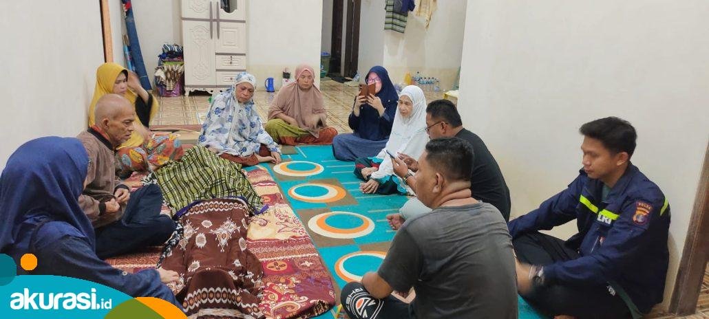 Seorang pria lansia ditemukan meninggal dunia sendiri dirumahnya. Tampak keluarga berkunjung ke rumah korban. (Dok.Polres Bontang)