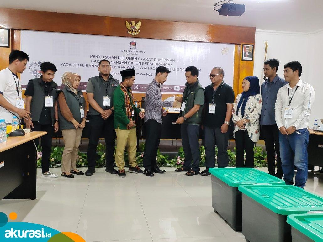 Relawan Basri Rase-Chusnul Dihin menyerahkan syarat minimal dukungan ke KPU Bontang. (Dwi Kurniawan Nugroho / Akurasi.id)