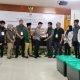 Relawan Basri Rase-Chusnul Dihin menyerahkan syarat minimal dukungan ke KPU Bontang. (Dwi Kurniawan Nugroho / Akurasi.id)