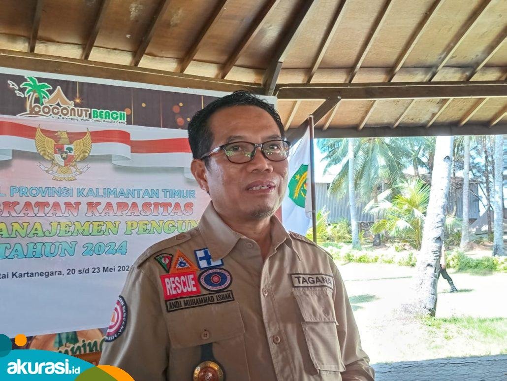 Kepala Dinsos Kaltim, Andi Muhammad Ishak ketika diwawancarai terkait tempat penampungan bencana. (Yasinta Erikania Daniartie/Akurasi.id)