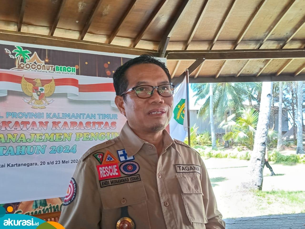 Kepala Dinsos Kaltim, Andi Muhammad Ishak ketika diwawancarai terkait tempat penampungan bencana. (Yasinta Erikania Daniartie/Akurasi.id)