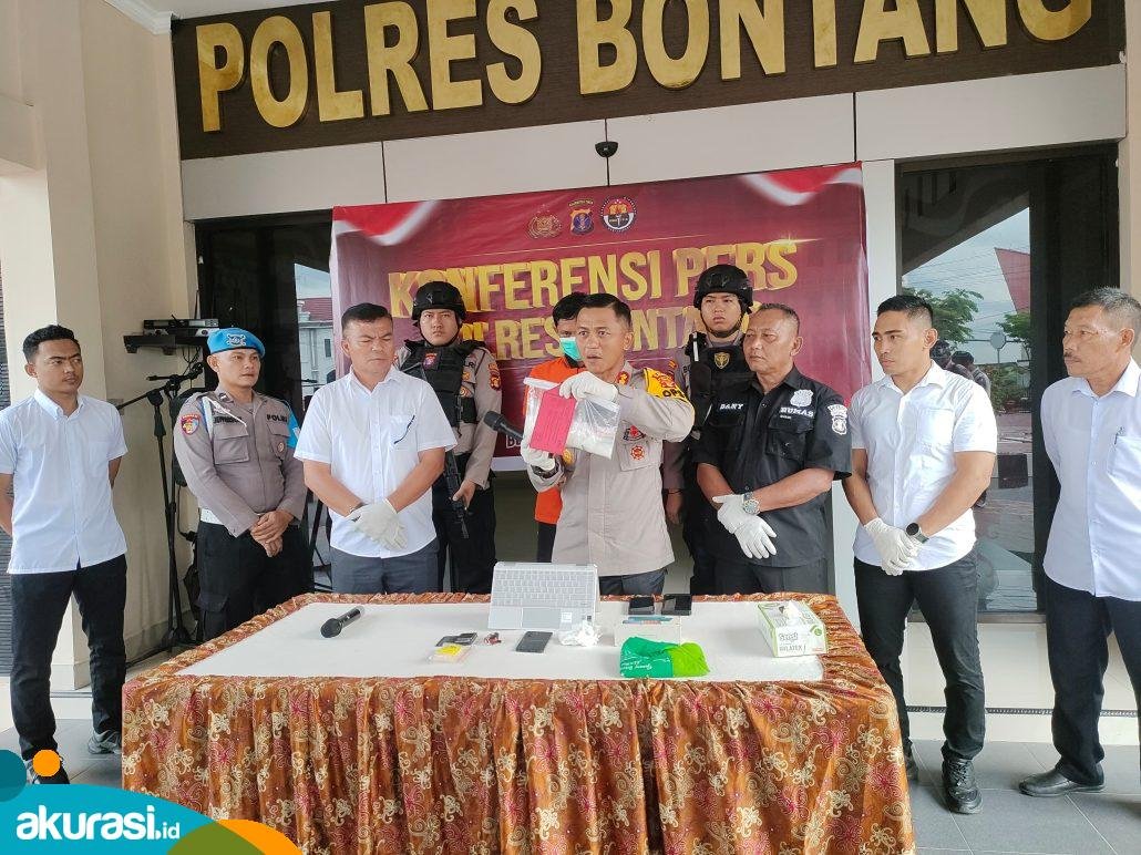 Kapolres Bontang AKBP Alex Frestian Lumban Tobing sedang memaparkan penangkapan MA tersangka pengedar sabu asal Guntung. (Dwi kurniawan Nugroho / akurasi.id)