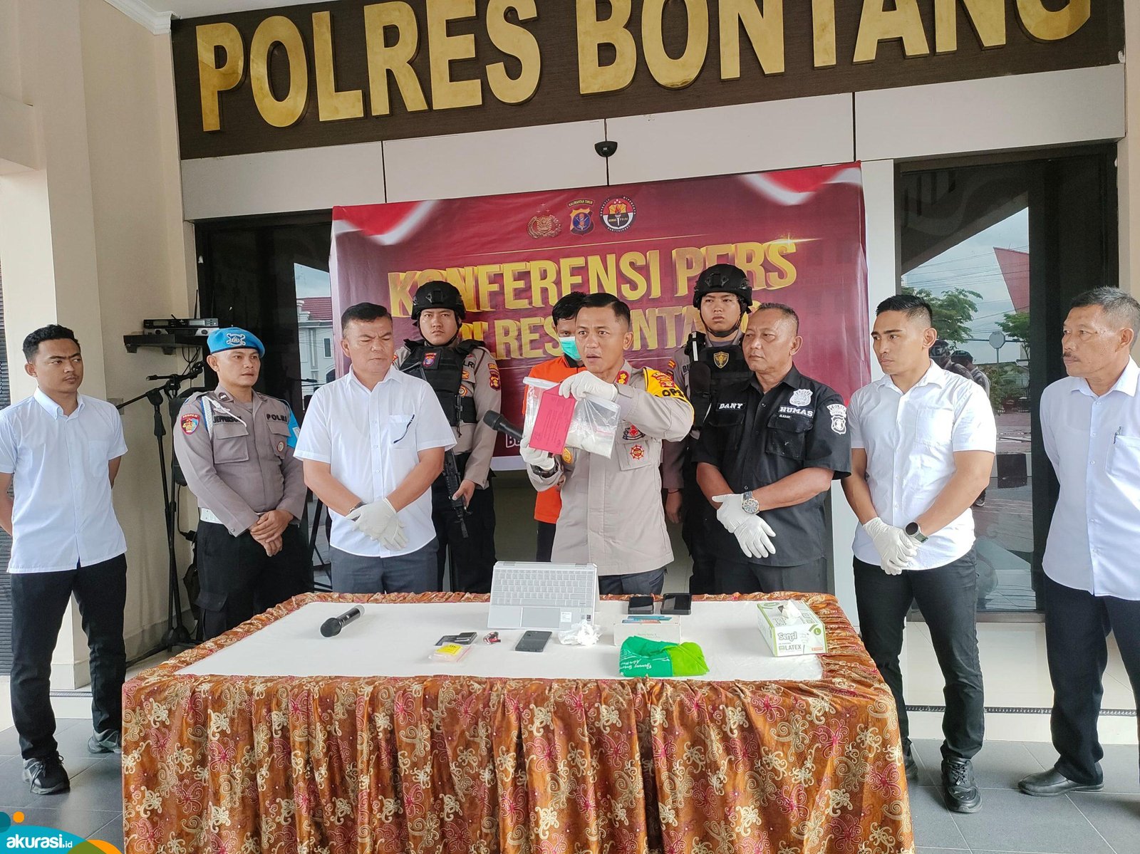 Kapolres Bontang AKBP Alex Frestian Lumban Tobing sedang memaparkan penangkapan MA tersangka pengedar sabu asal Guntung. (Dwi kurniawan Nugroho / akurasi.id)