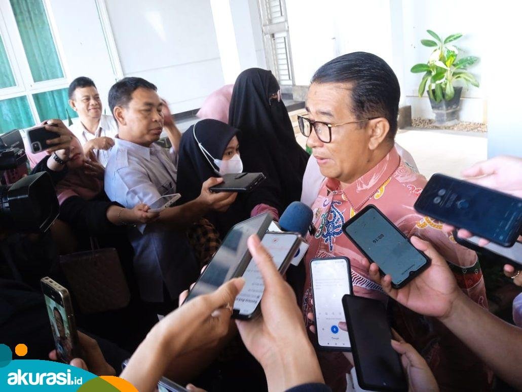 Penjabat (Pj) Gubernur Kaltim, Akmal Malik, ketika diwawancara terkait pro kontra eks lubang tambang jadi tempat wisata. (Yasinta Erikania Daniartie/Akurasi.id)