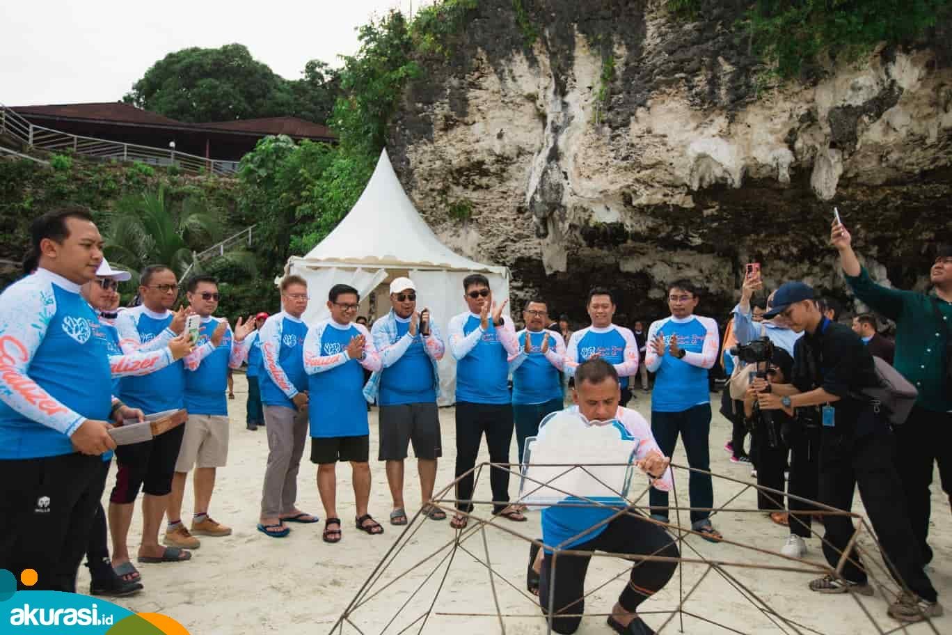 Komitmen Jaga Ekosistem Perairan, Pupuk Kaltim Turunkan Ratusan Media Terumbu dan Tukik di Maratua