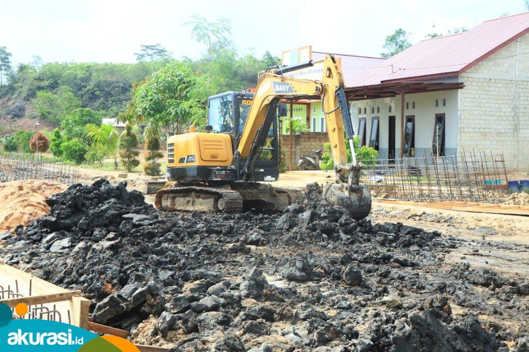 Percepat Pengerjaan Badan Jalan di Kampung Timur, Satgas TMMD Ke- 120 Kodim 0908/Bontang Pakai Alat Berat.