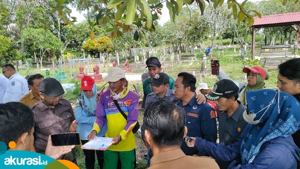 Komisi III DPRD Kota Bontang melakukan kunjungan ke lahan kuburan di Loktuan. (Nuraini/Akurasi.id)