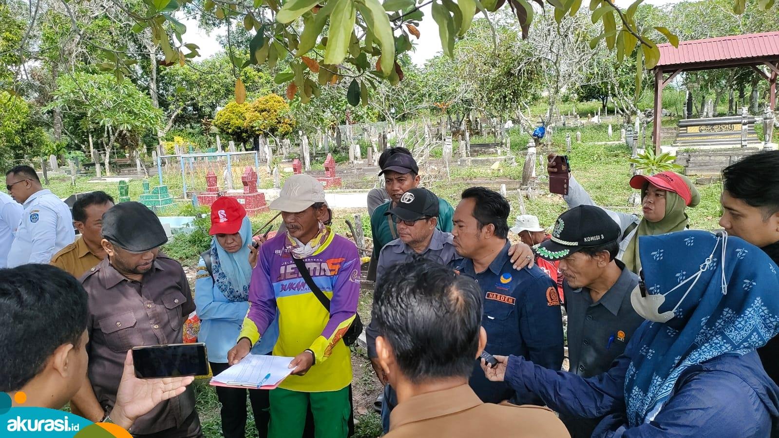 Komisi III DPRD Kota Bontang melakukan kunjungan ke lahan kuburan di Loktuan. (Nuraini/Akurasi.id)