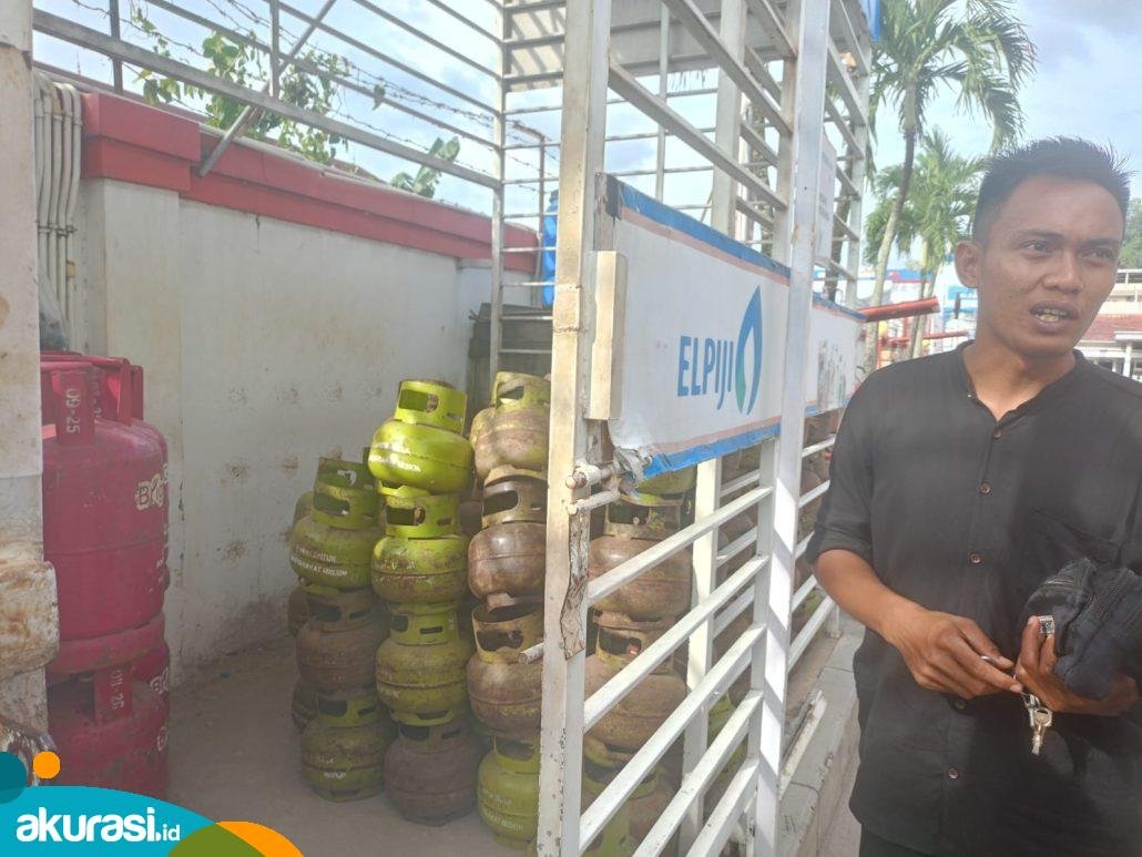 Maulana, salah seorang helper agen gas elpiji di SPBU, Jalan Urip Sumoharjo. (Yasinta Erikania Daniartie/Akurasi.id)