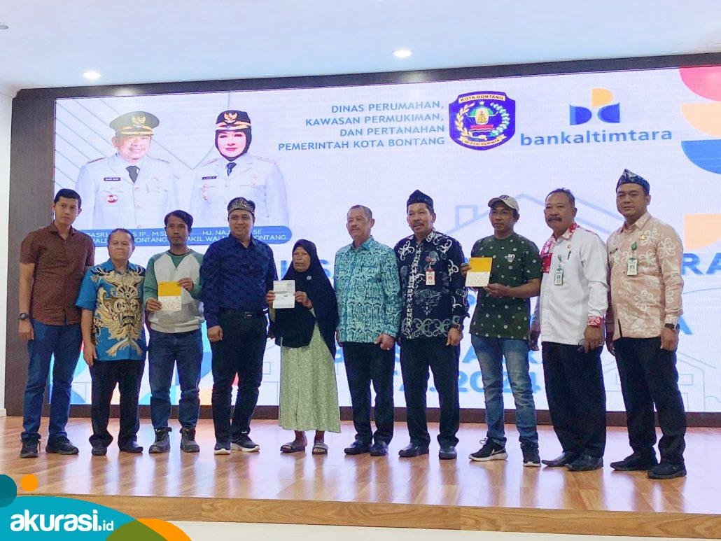 Penyerahan secara simbolis Bantuan Stimulan Perumahan Swadaya (BSPS) Daerah tahun anggaran 2024 untuk rumah 48 warga Bontang Selatan. (Nuraini/Akurasi.id)
