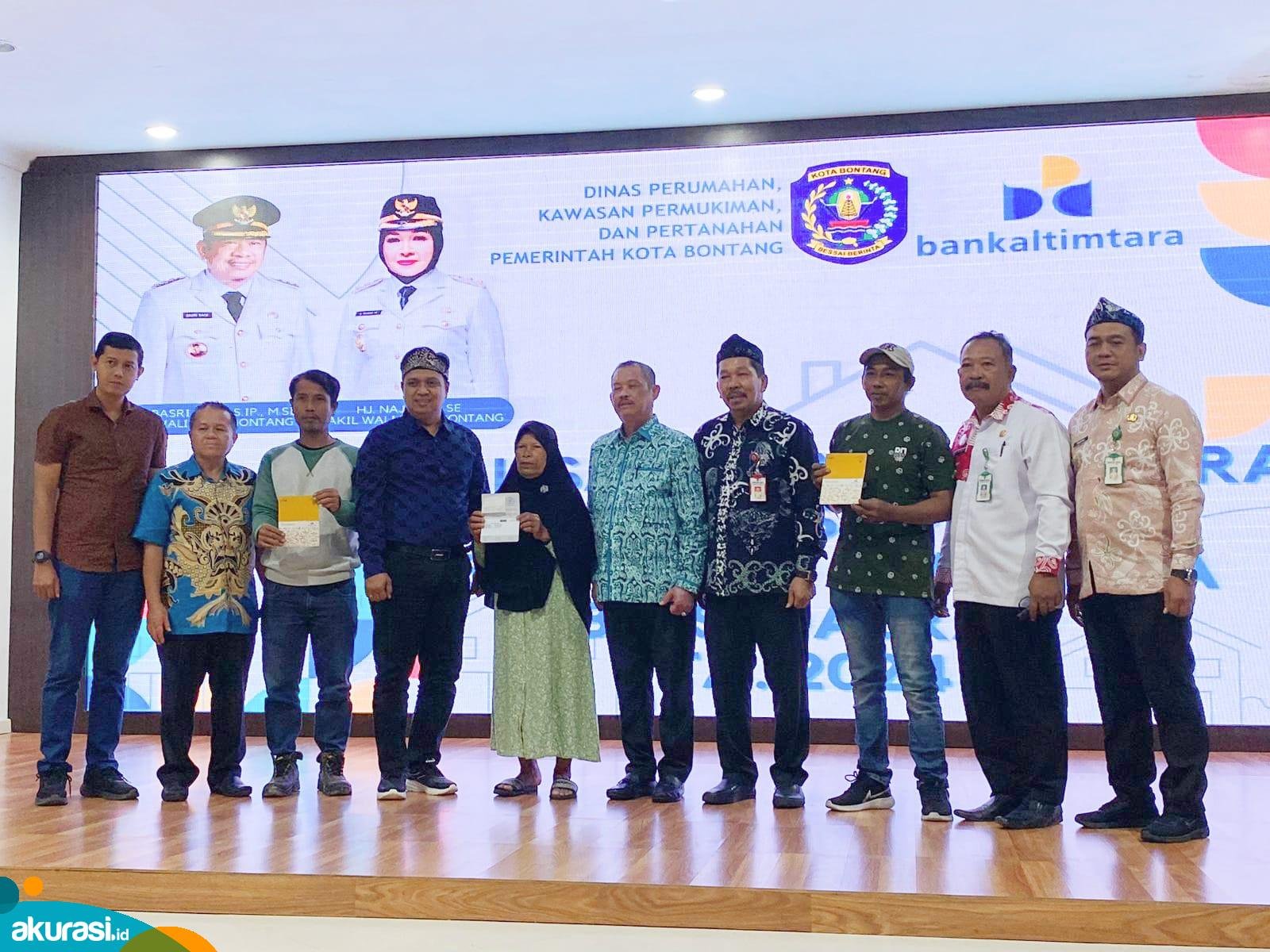 Penyerahan secara simbolis Bantuan Stimulan Perumahan Swadaya (BSPS) Daerah tahun anggaran 2024 untuk rumah 48 warga Bontang Selatan. (Nuraini/Akurasi.id)
