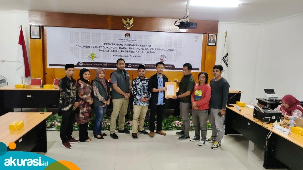 Penyerahan penerimaan berkas perbaikan Tim Basri-Chusnul ke KPU Bontang. (Dwi Kurniawan Nugroho/ akurasi. Id)