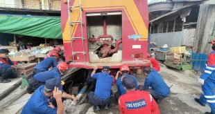 Sulitnya tangani kebakaran gang sempit. Belasan personel Disdamkartan mengevakuasi mobil yang terperosok di parit depan Gang Arwana Satu Jalan KS Tubun. (Dwi Kurniawan Nugroho/akurasi.id)