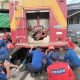 Sulitnya tangani kebakaran gang sempit. Belasan personel Disdamkartan mengevakuasi mobil yang terperosok di parit depan Gang Arwana Satu Jalan KS Tubun. (Dwi Kurniawan Nugroho/akurasi.id)