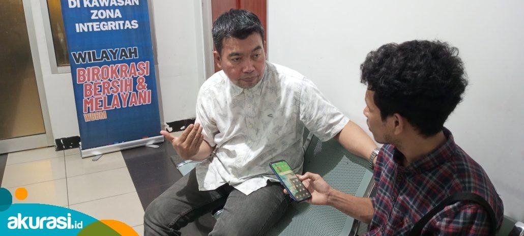 Pengamat Politik Unmul, Budiman saat diwawancarai terkait Isran Noor bagi-bagi gas elpiji 3 kilogram gratis kepada warga. (Dhion/Akurasi.id)