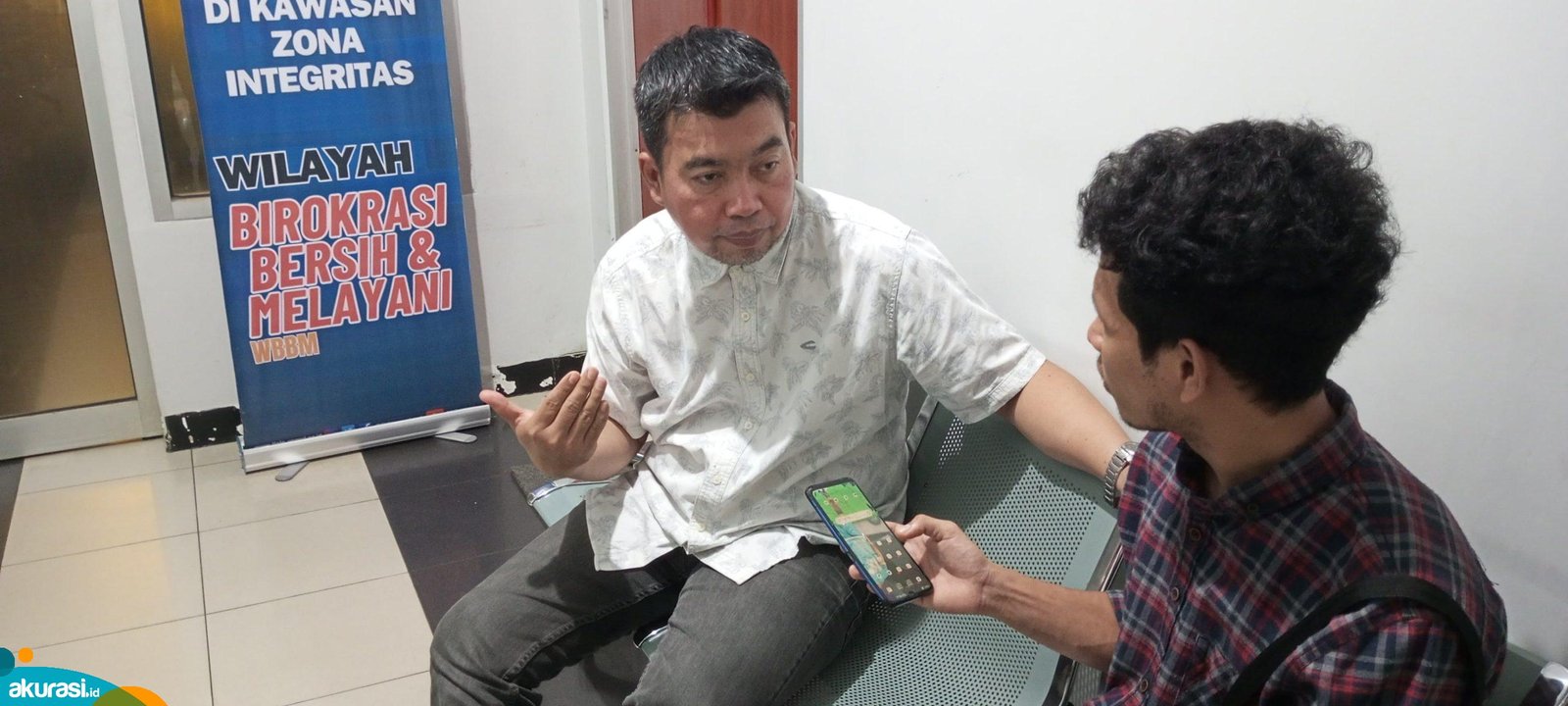 Pengamat Politik Unmul, Budiman saat diwawancarai terkait Isran Noor bagi-bagi gas elpiji 3 kilogram gratis kepada warga. (Dhion/Akurasi.id)