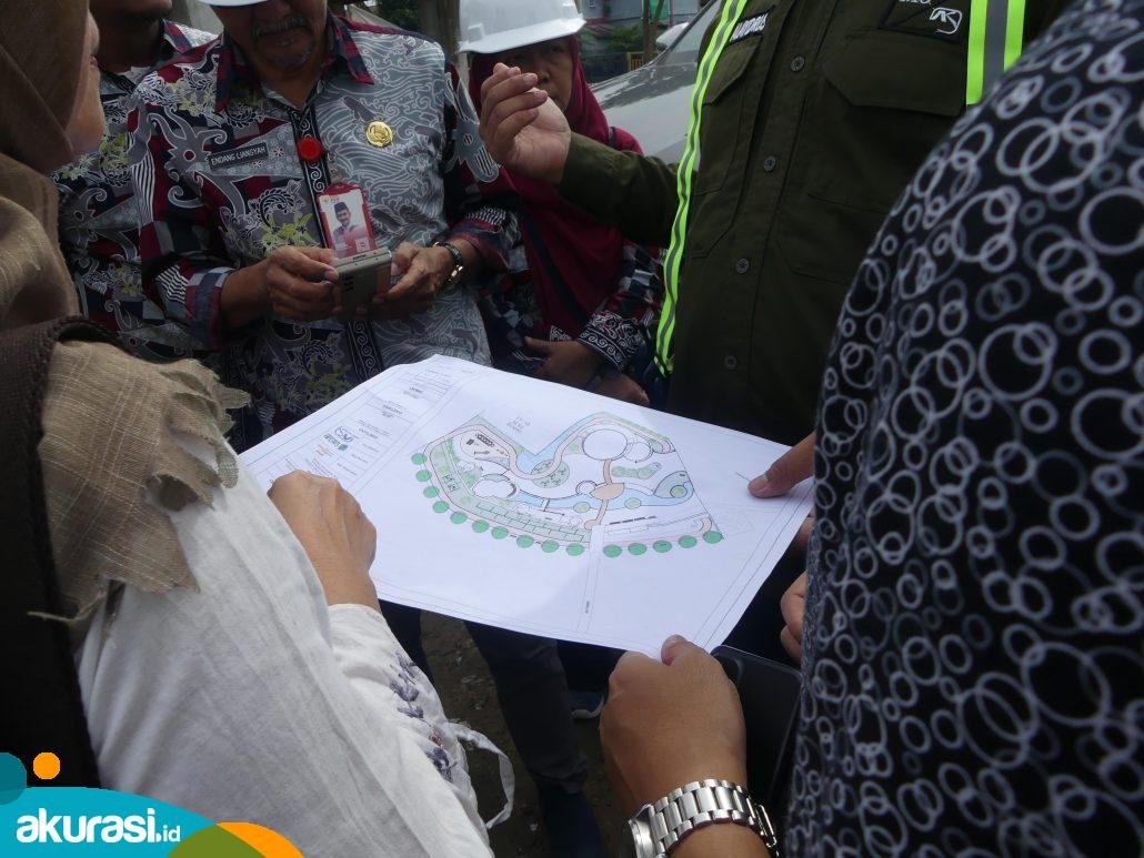 Peninjaun pembangunan kontruksi terintregasi rancang bangun ruang publik berketahanan iklim, di sekitar Pasar Segiri, Samarinda. (Dhion/Akurasi.id)
