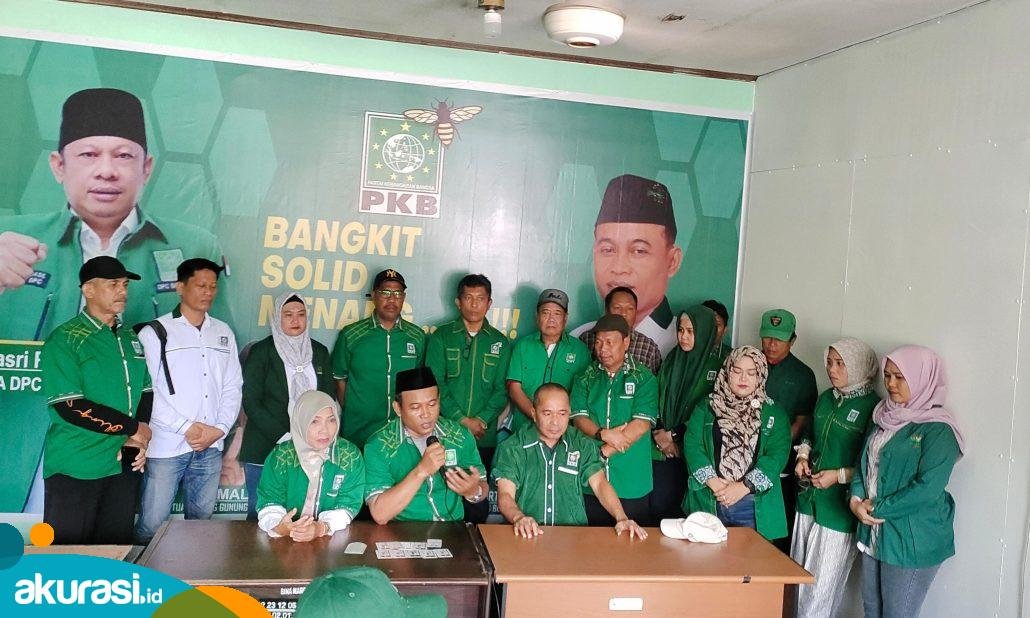 Konferensi pers puluhan Kader PKB Bontang mundur. (Dwi kurniawan nugroho /akurasi.id)