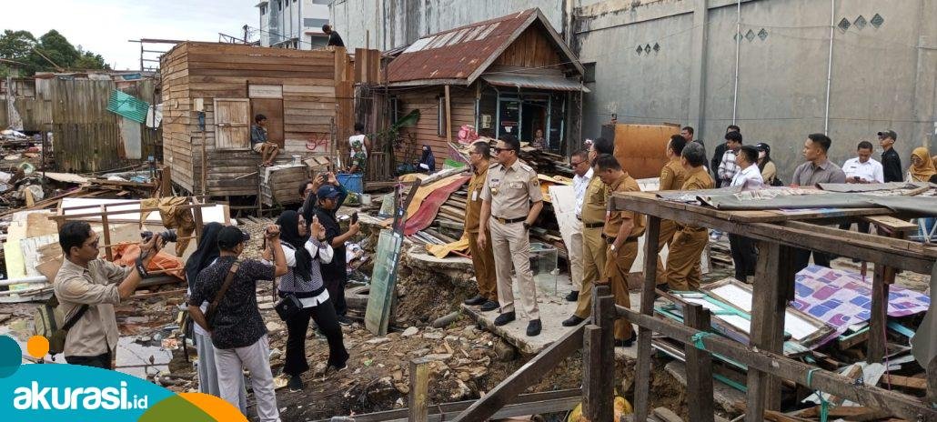 Wali Kota Samarinda Andi Harun bersama jajaran Pemkot melakukan Peninjauan pembebasan lahan dalam rangka kegiatan normalisasi Sungai Karang Mumus. (Dhion/Akurasi.id)