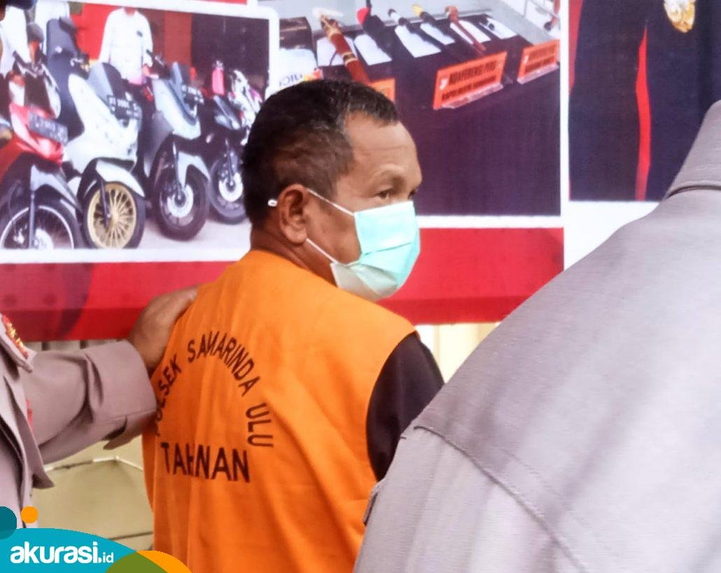 Kakek di Samarinda jadi spesialis maling motor, Syahruni (59) diringkus polisi setelah terbongkar aksinya. (Yasinta Erikania Daniartie/Akurasi.id)