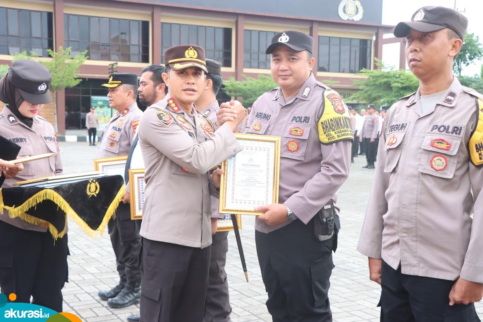 Berdedikasi, 16 Personel Berprestasi Polresta Samarinda Diganjar Penghargaan