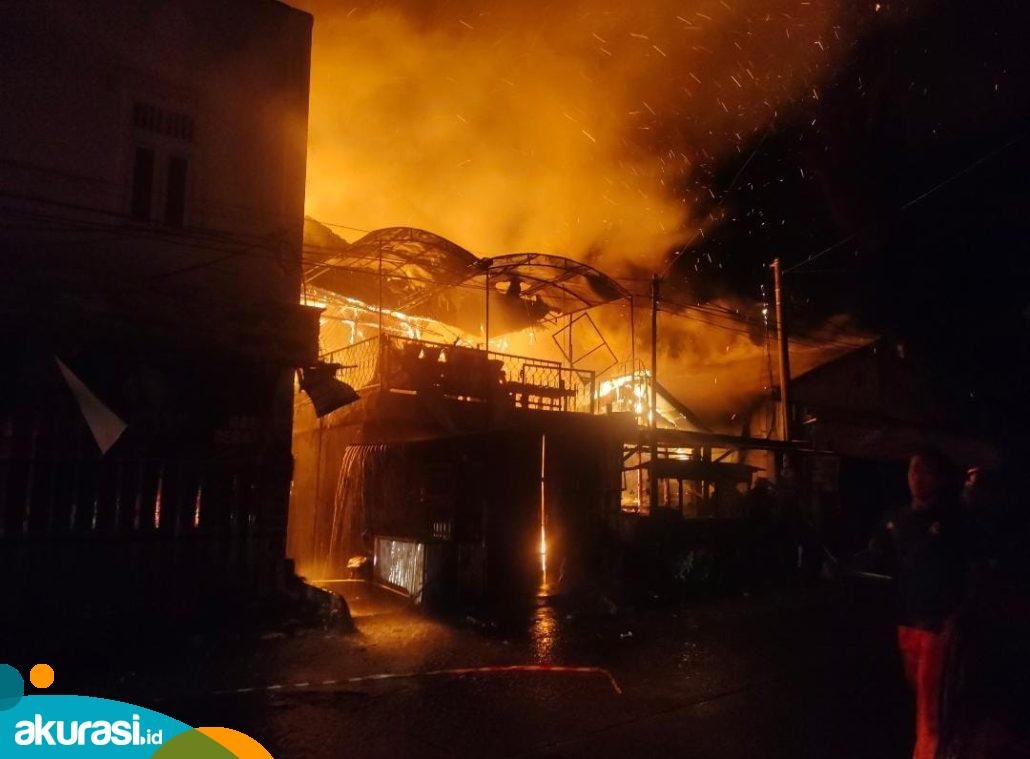 Loktuan Dilalap Api! 6 Bangunan Terbakar, Kerugian Diperkiran Miliaran