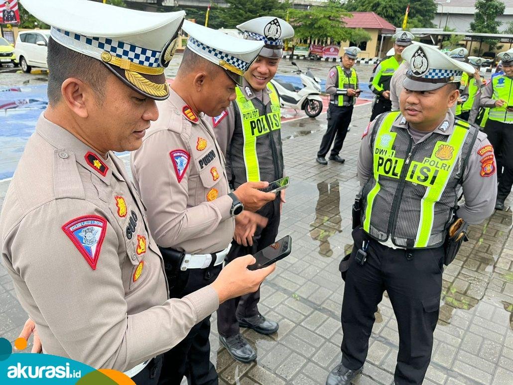 Pemeriksaan HP bagi para polisi di Polresta Samarinda. (Dok. Humas Polresta Samarinda)