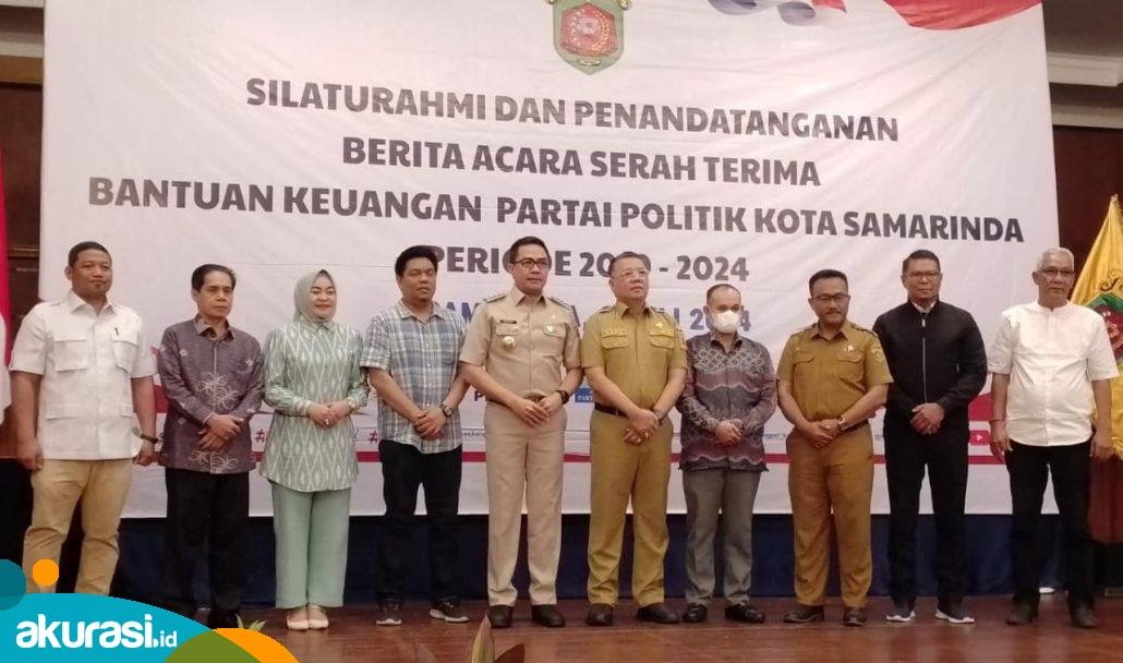 Potret foto bersama jajaran Pemerintah Kota Samarinda, Bawaslu Samarinda, KPU Samarinda, dan Parpol usai Pemkot Samarinda kucurkan bantuan keuangan. (Muhammad Zulkifli/Akurasi)
