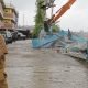 Penertiban dengan cara pembongkaran permukiman warga, kawasan bantaran sungai Karang Mumus, dilakukan Pemkot beserta tim gabungan dalam upaya pengendalian banjir Samarinda. (Dhion/Akurasi.id)