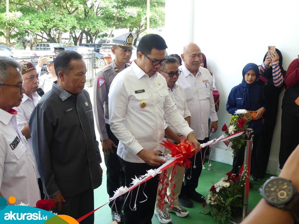 Momen Wali Kota Samarinda Andi Harun meresmikan gedung PMI Kota Samarinda. (Dhion/Akurasi.id)