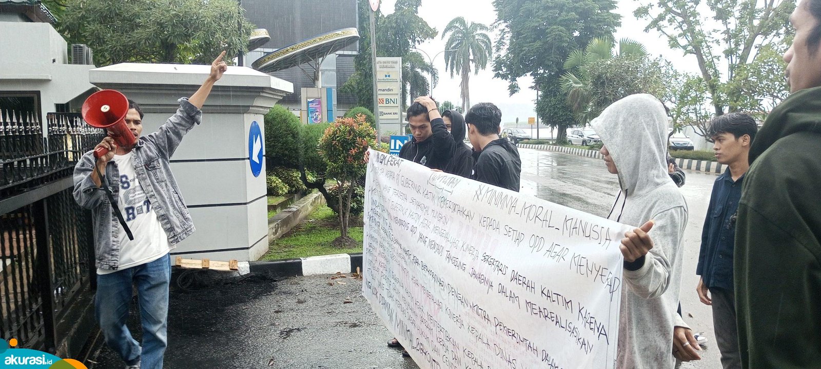 Gerakan Mahasiswa Peduli Kaltim saat melakukan demonstrasi di depan Kantor Gubernur Kaltim. (Dhion/Akurasi.id)