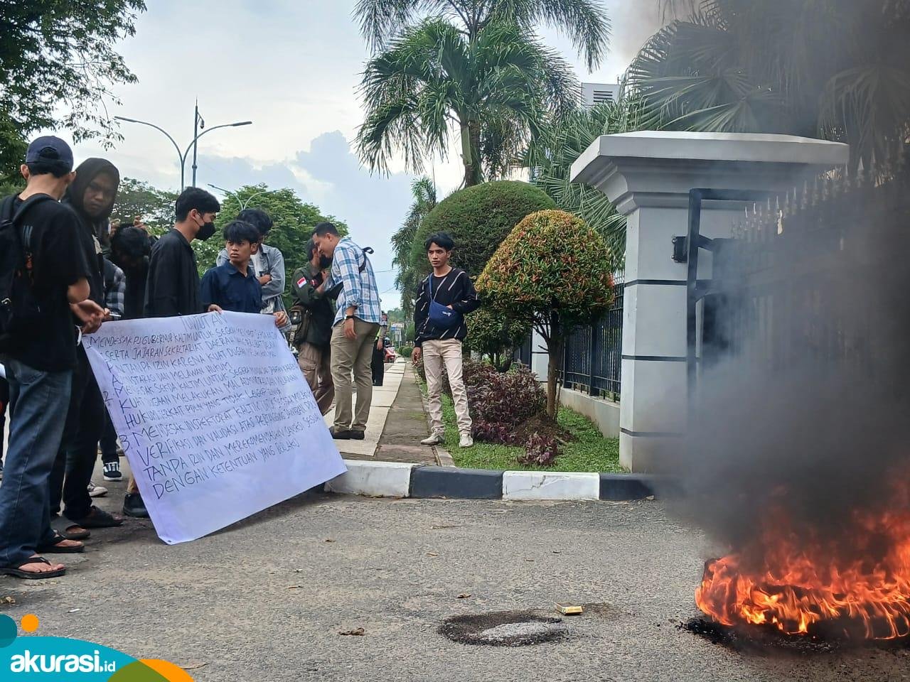 Aliansi Mahasiswa Peduli Lingkungan Kaltim (AMPL-KT) melakukan aksi damai di depan Kantor Gubernur Kaltim. (Dhion/Akurasi.id)