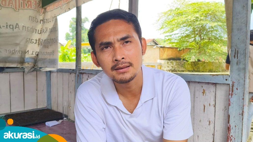 Lurah Api-Api Hadha Sulistiyono saat ditemui di kantor kelurahan Api-api. (dwi kurniawan nugroho/akurasi.id)